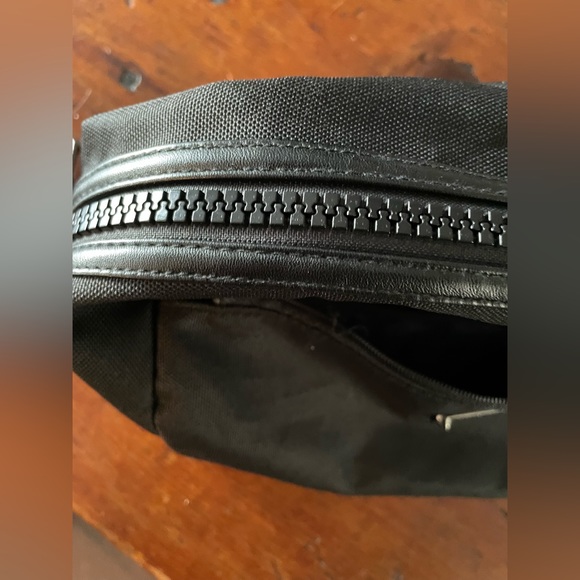 NICE “GIVENCHY PARFUMS” TOILETRIES BAG WITH DUAL POCKETS AND ZIPS CLEAN & MINT! - Picture 5 of 15